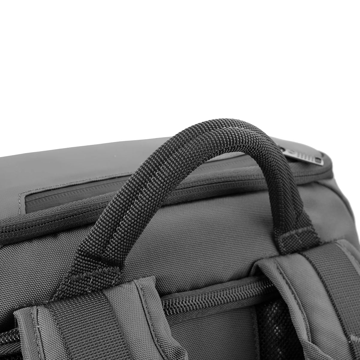 Vanguard Mochila VEO Adaptor S46 Black Modern Camera Backpack w/ USB Port
